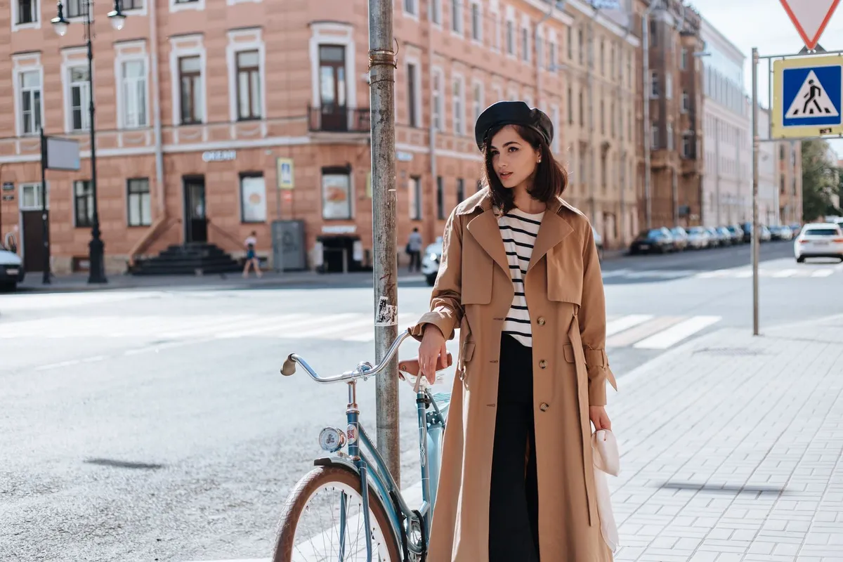 Dix vêtements essentiels suspendus dans une penderie claire, style parisien